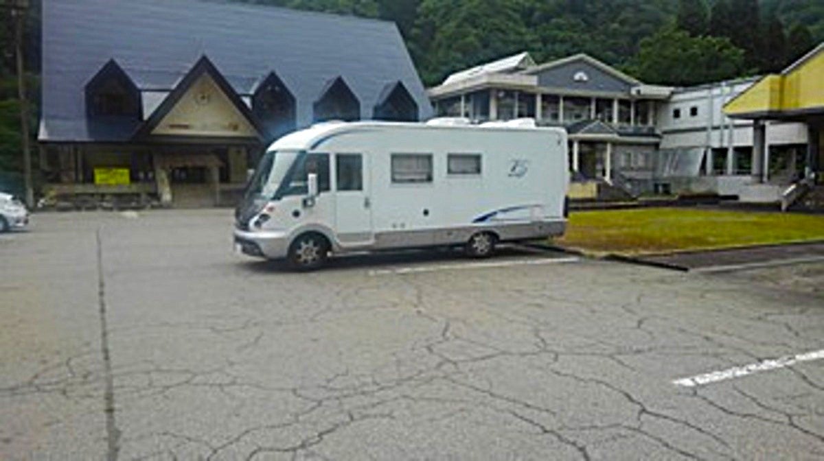 RVパーク駐車サイトに止まっているキャンピングカー