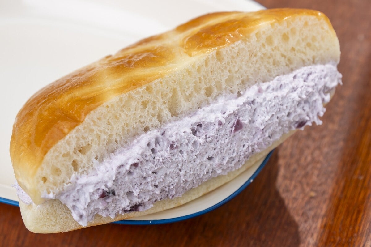 ブルーベリークリームがたっぷりつまった牛乳パンの断面