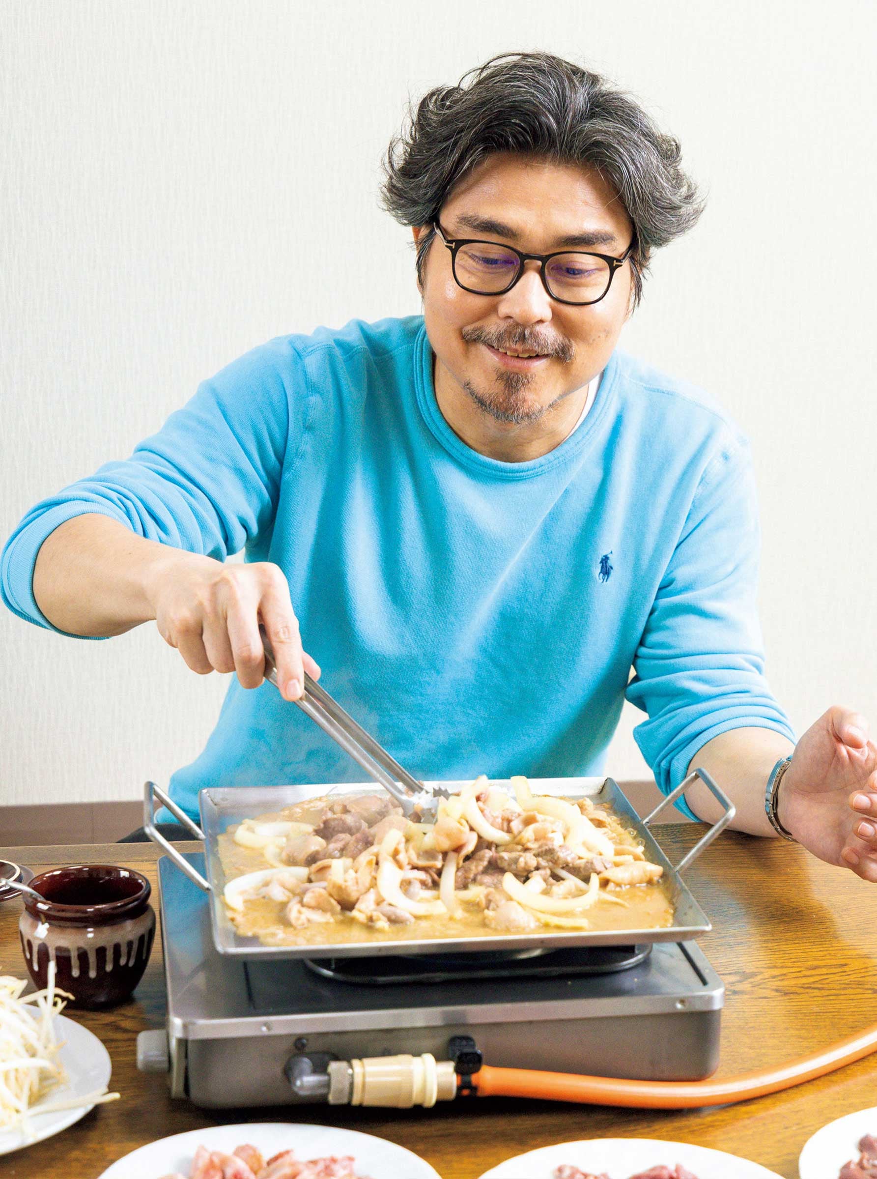 東京ホルモンの道産豚ホルモンを楽しむ小澤征悦氏