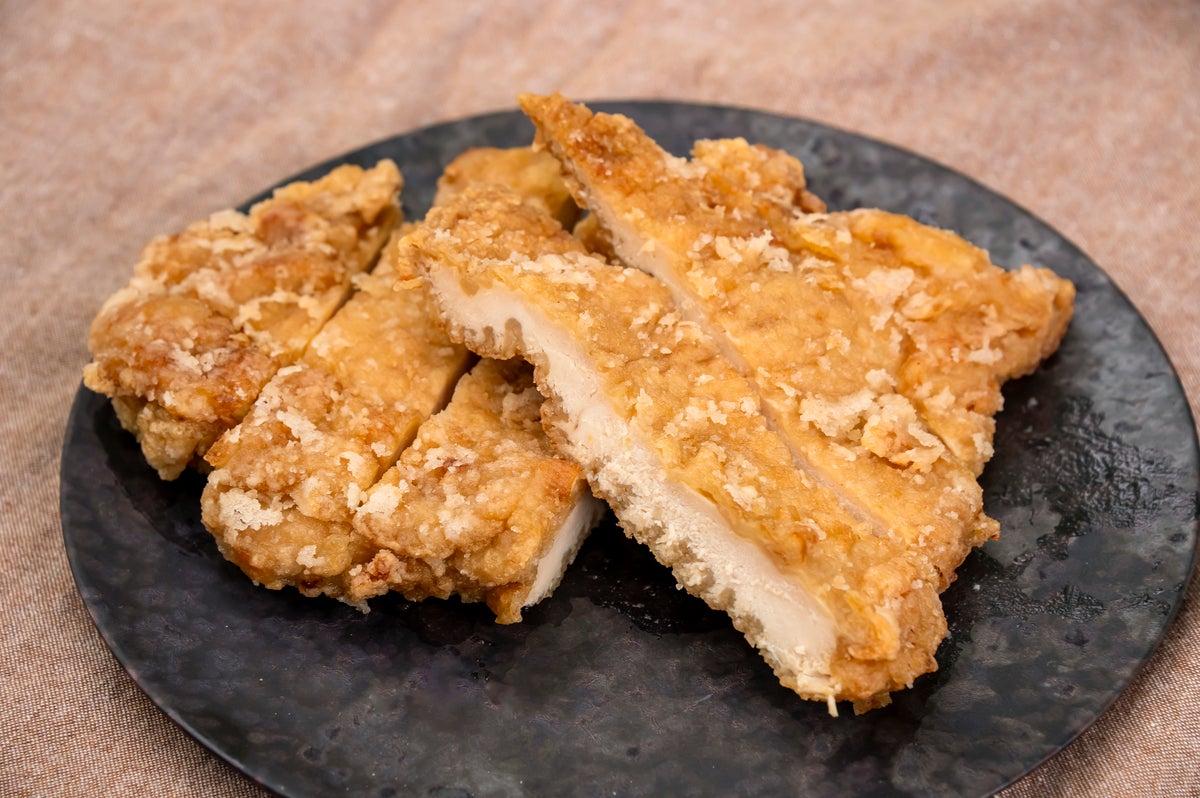 山賊焼きをカットして皿載せ
