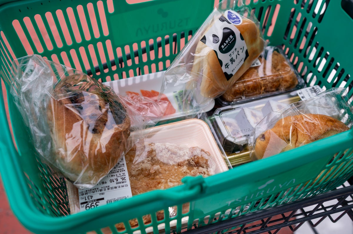 ツルヤバスケットに入れたパンや総菜などの商品