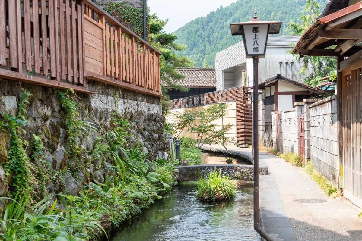 郡上八幡の町なかの用水路風景