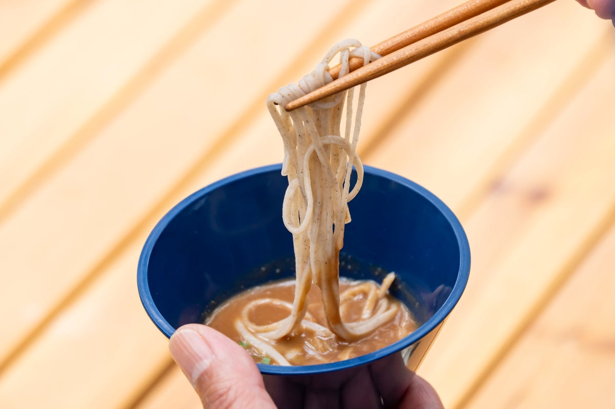 クルミたれをつけたそばを箸あげ