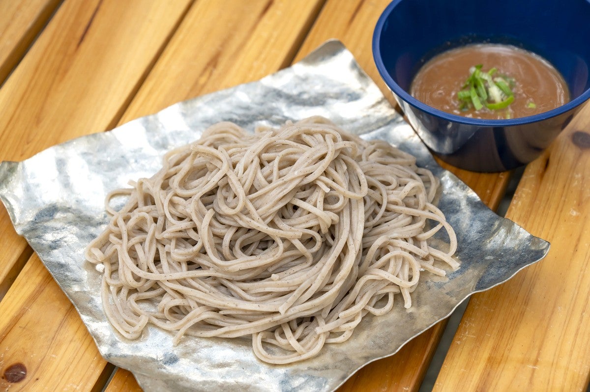 皿に載せたそばとつゆ