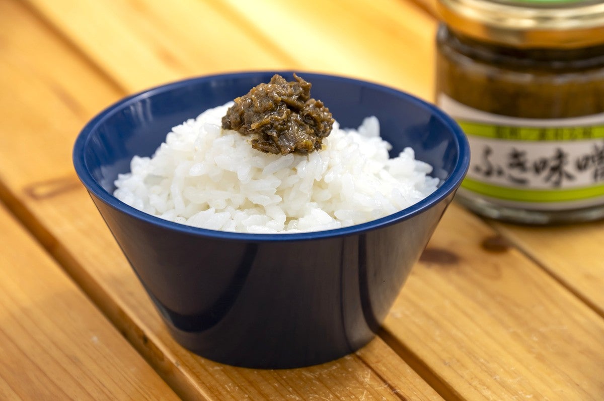 茶碗に盛ったご飯にふき味噌を載せた写真