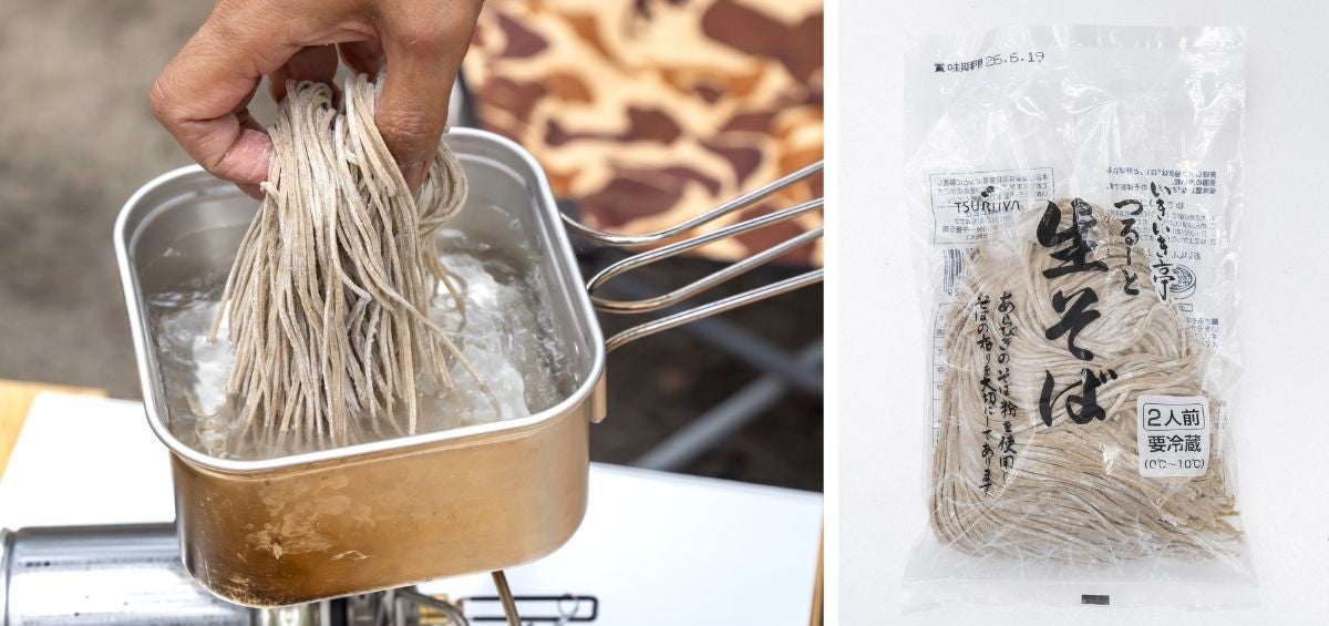 キャンプクッカーでそばを茹でようとしているシーンと蕎麦のビニールパッケージ