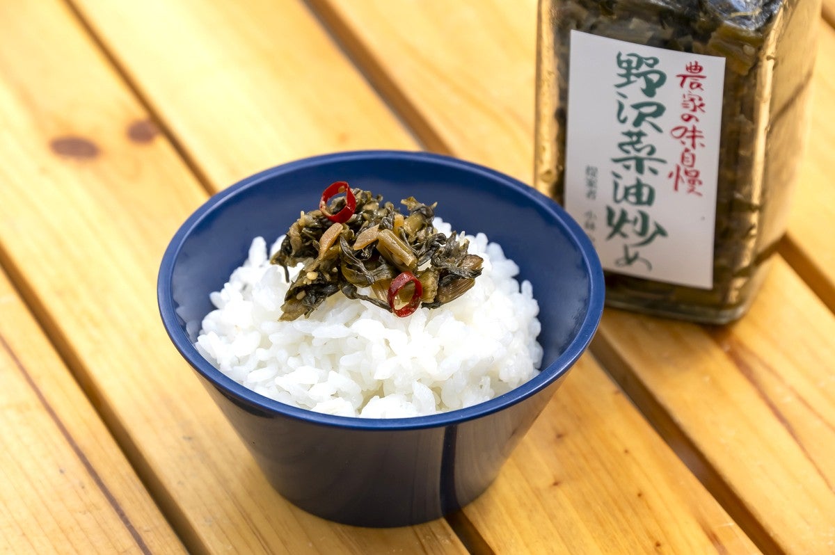 茶碗のご飯に野沢菜油炒めを添えた写真