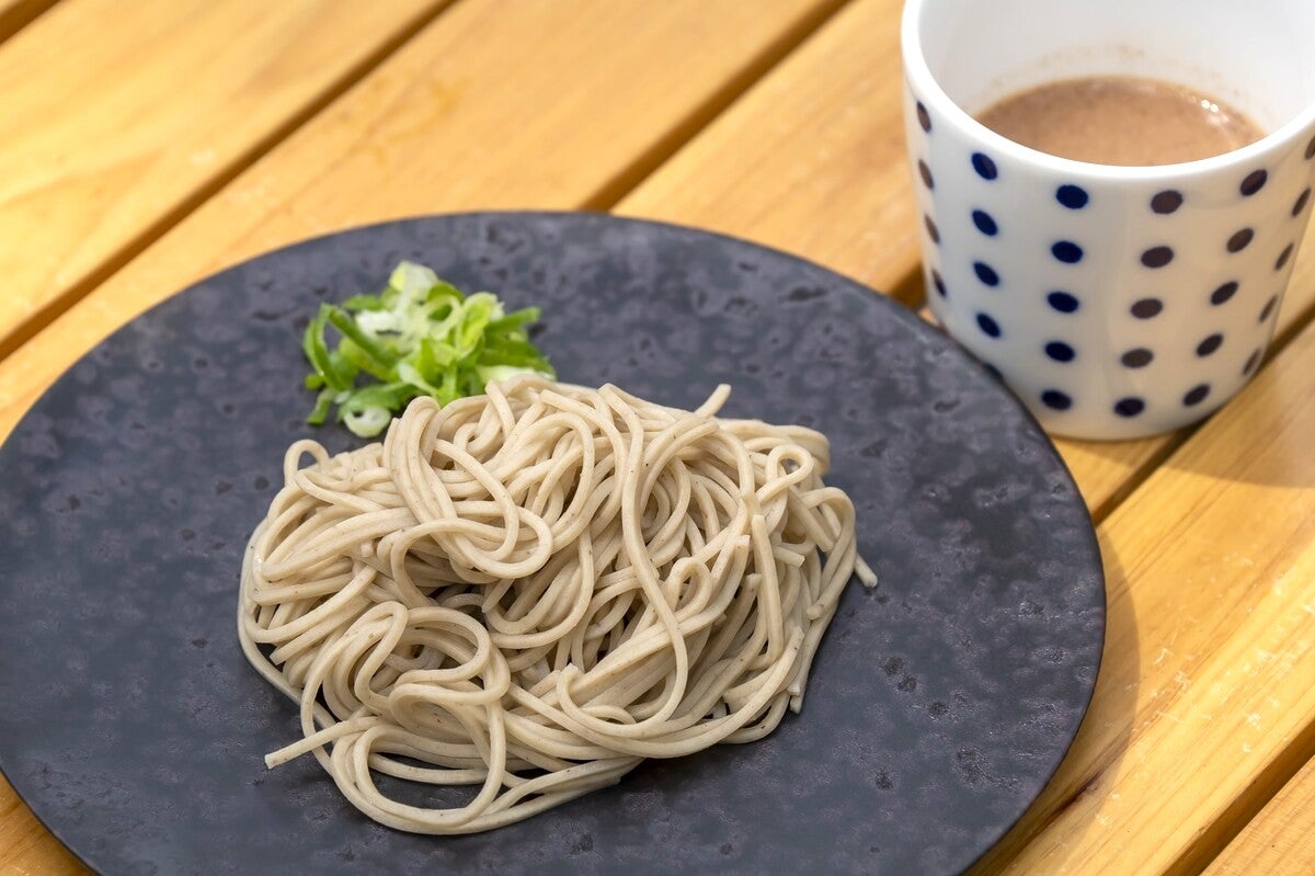 皿に盛ったそばと蕎麦猪口に入れたつゆ