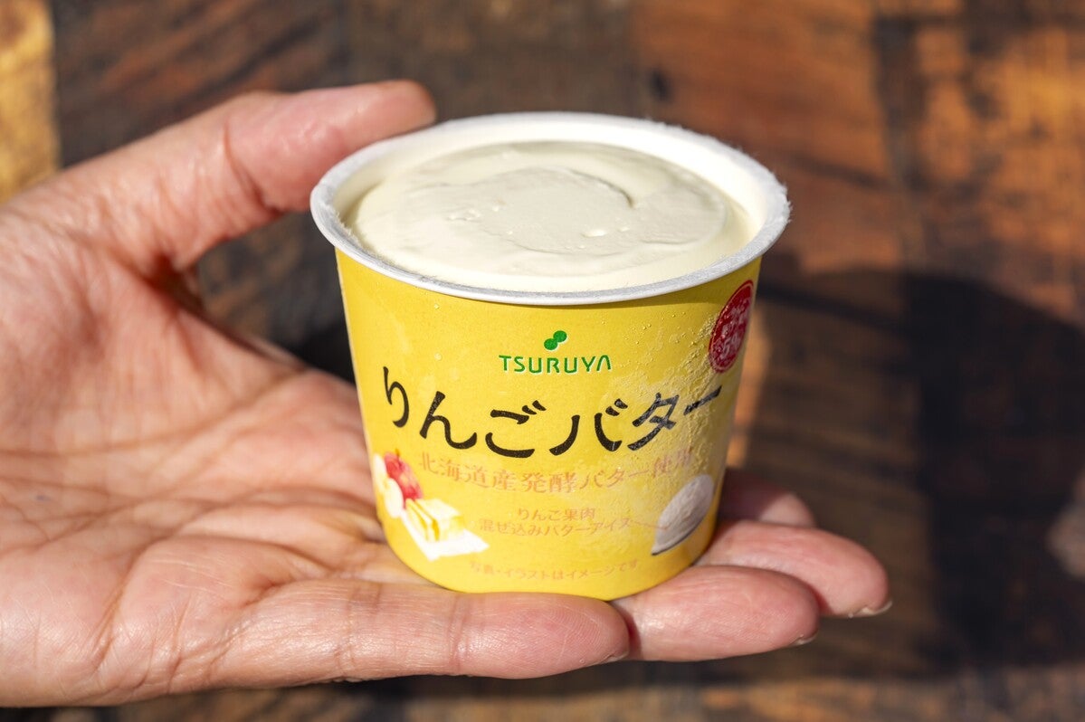 カップのリンゴバターアイスを手のひらに載せている写真