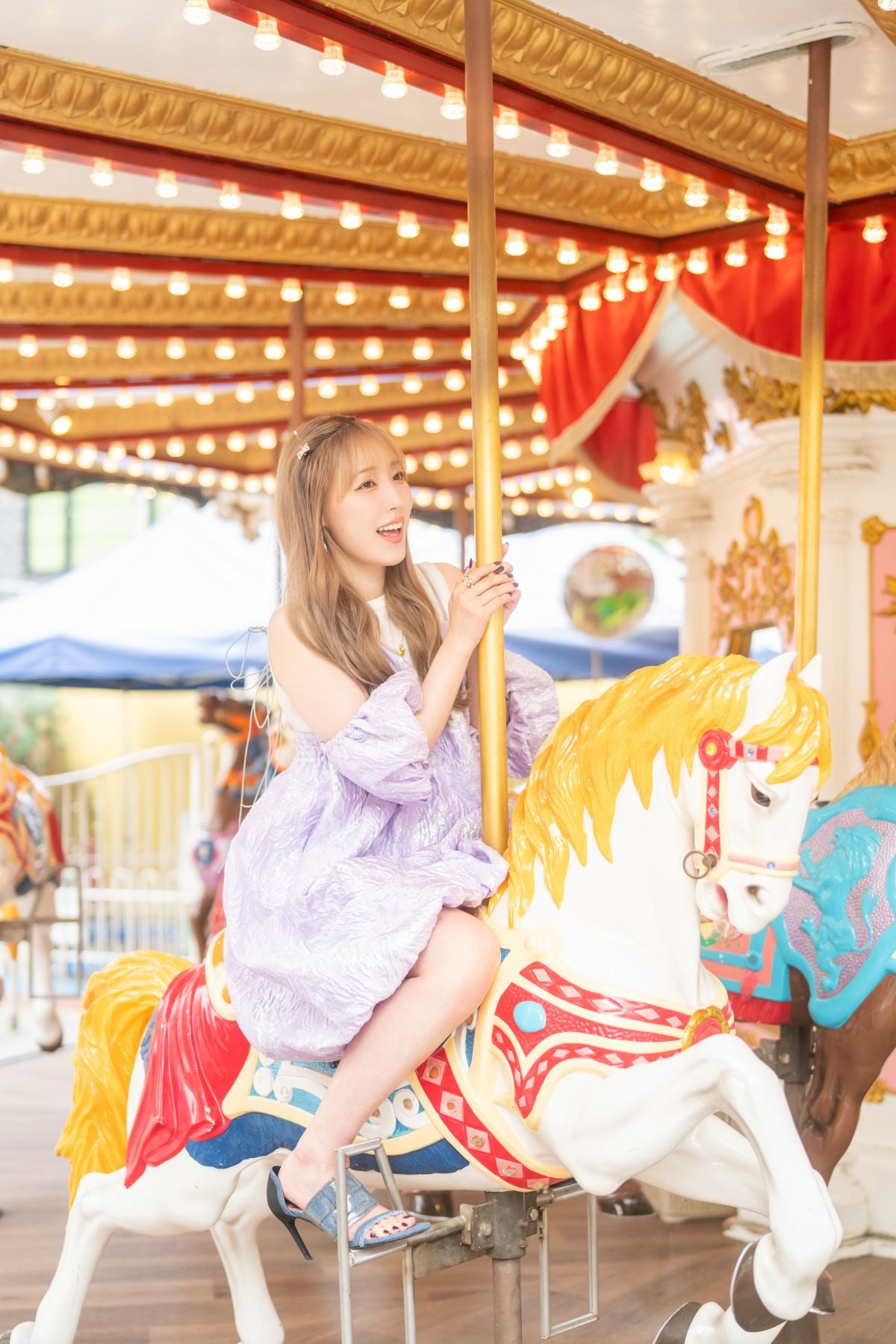 メリーゴーラウンドの馬に乗ってはしゃぐ譜久村聖さん