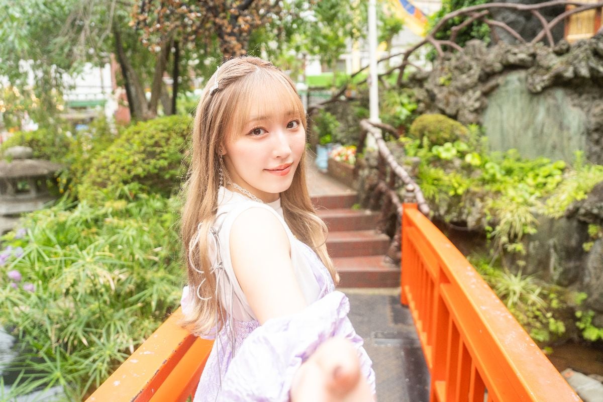 こちらを振り向き笑顔の譜久村聖さんのカット
