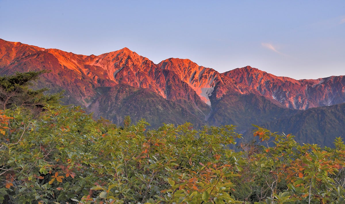白馬三山の眺望。左から白馬鑓ヶ岳（2,903m）、杓子岳（2,812m）、白馬岳（2,932m）