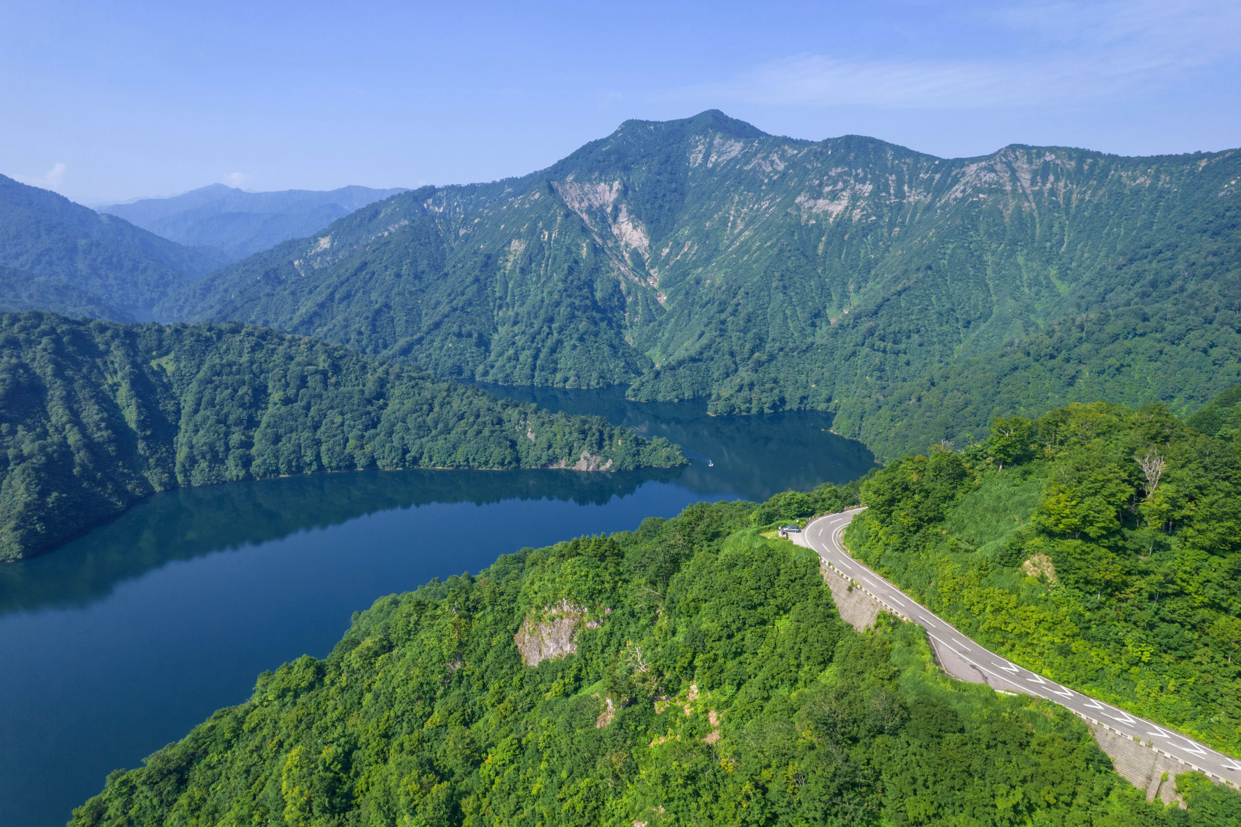 奥会津の深い山々に囲まれた秘境的な風景が広がる国道252号田子倉湖
