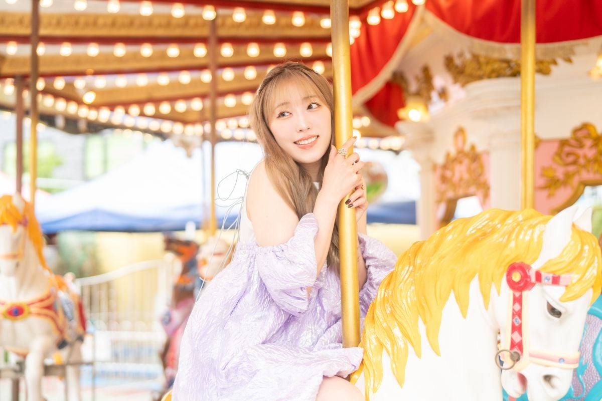 メリーゴーラウンドを楽しむ譜久村聖さん