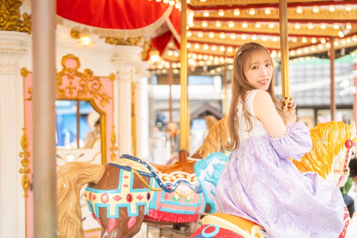 メリーゴーラウンドでまわりながらこちらを振り向く譜久村聖さん
