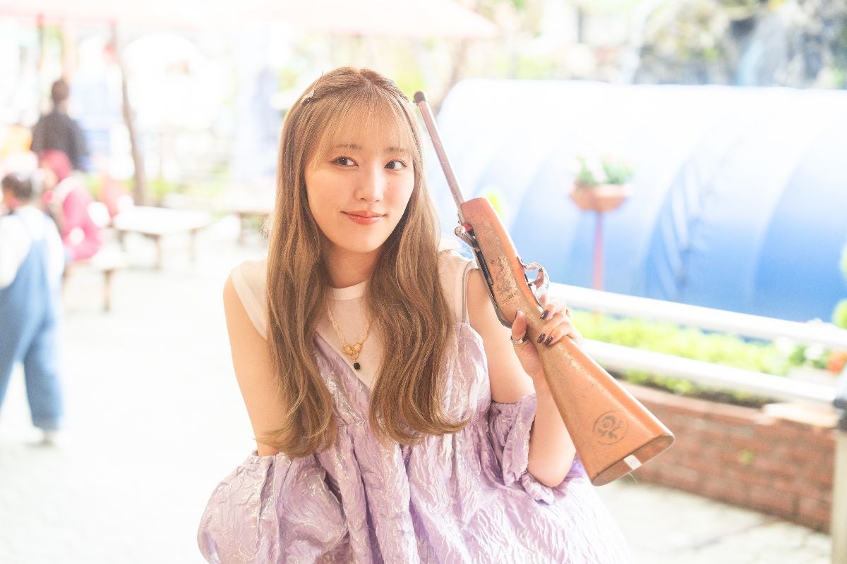 射的の銃で可愛らしくポーズを決める譜久村聖さん