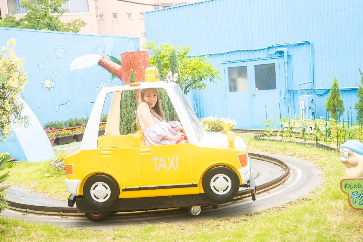 ちびっ子タクシーに乗りあどけない笑顔を見せる譜久村聖さん