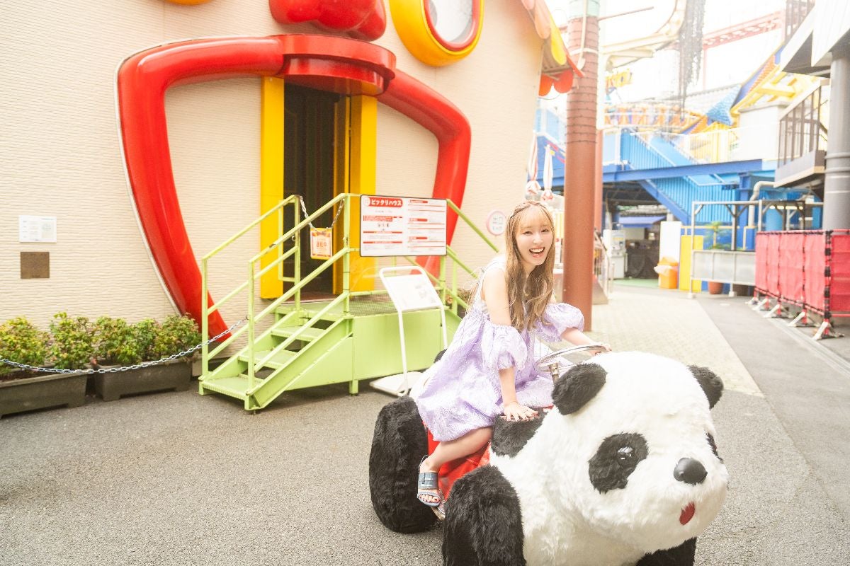 初めて運転するパンダカーを楽しむ譜久村聖さん