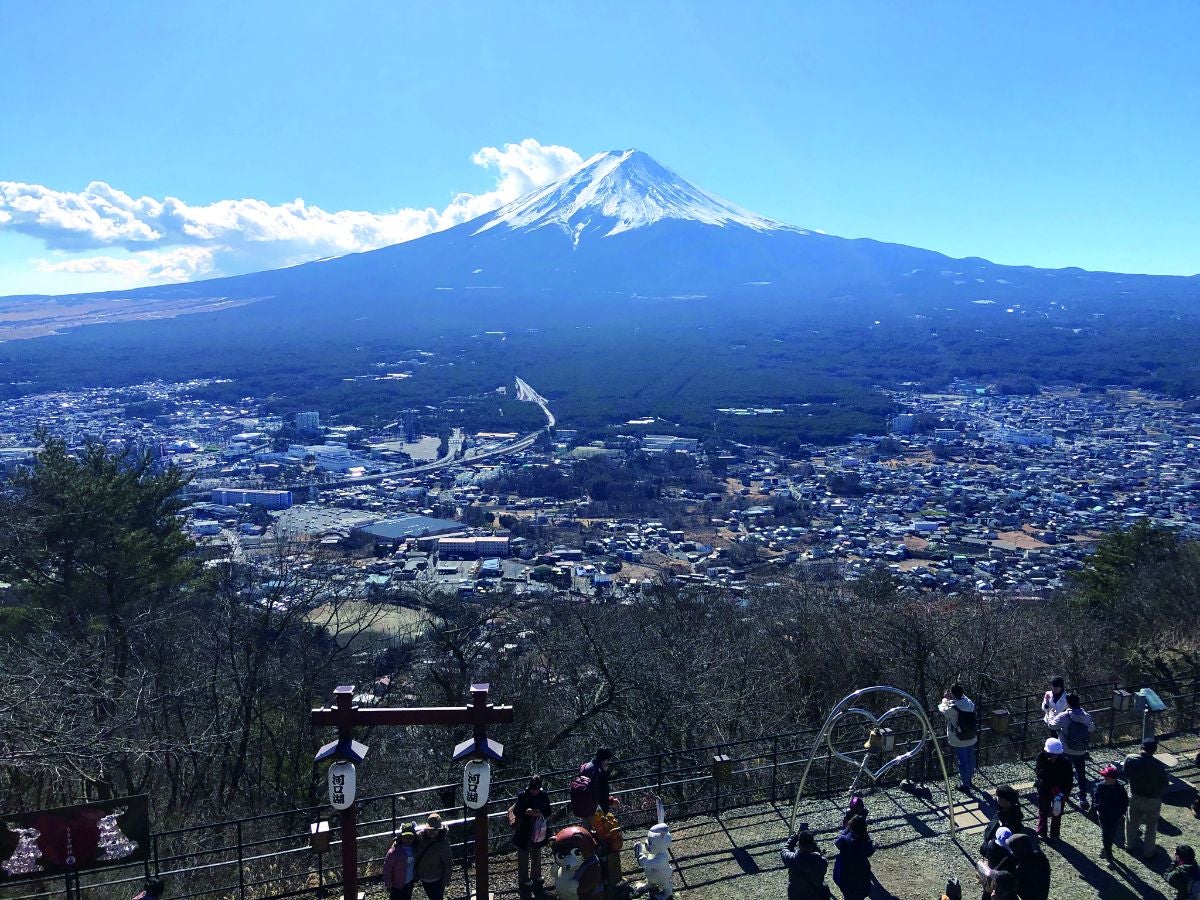 山頂広場から眺める富士山。裾野から山頂まで富士山の全景が見られるのは貴重