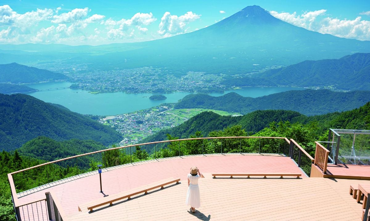 河口湖と富士山を堪能できるファーストテラス。ベンチやテーブルも用意している