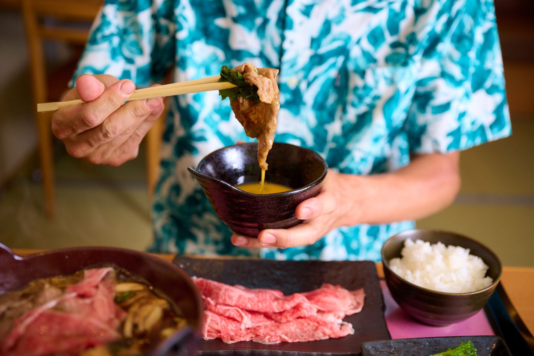 すき焼き御膳を食べる人