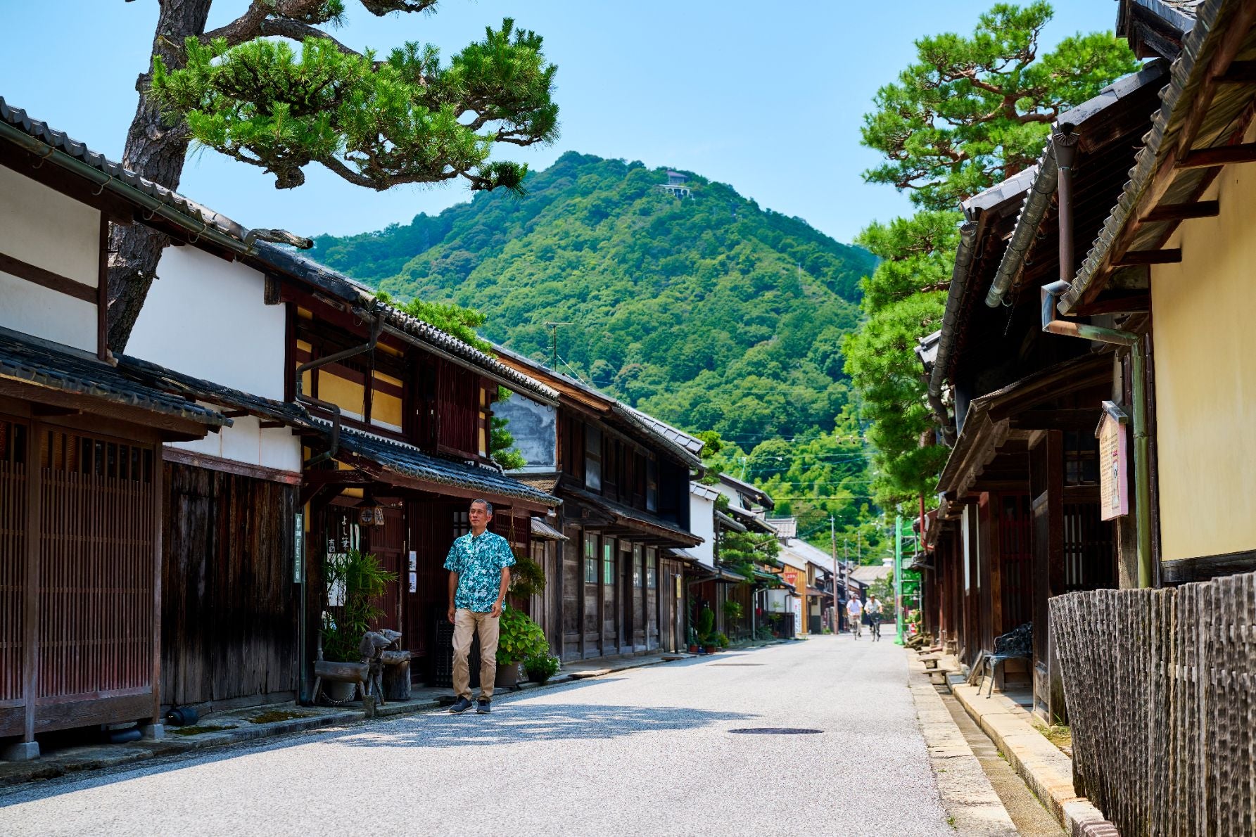 近江八幡新町通りを歩く人