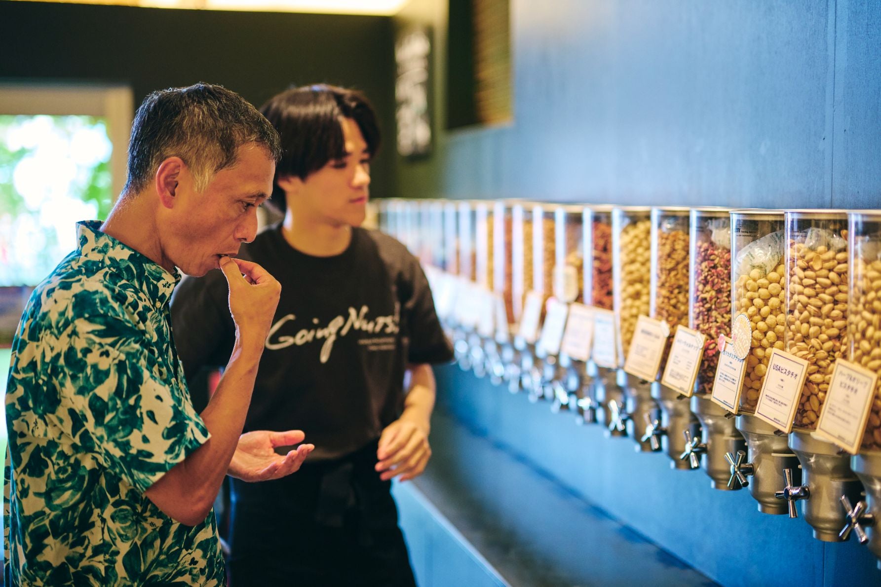 Going Nuts!店内で試食する人