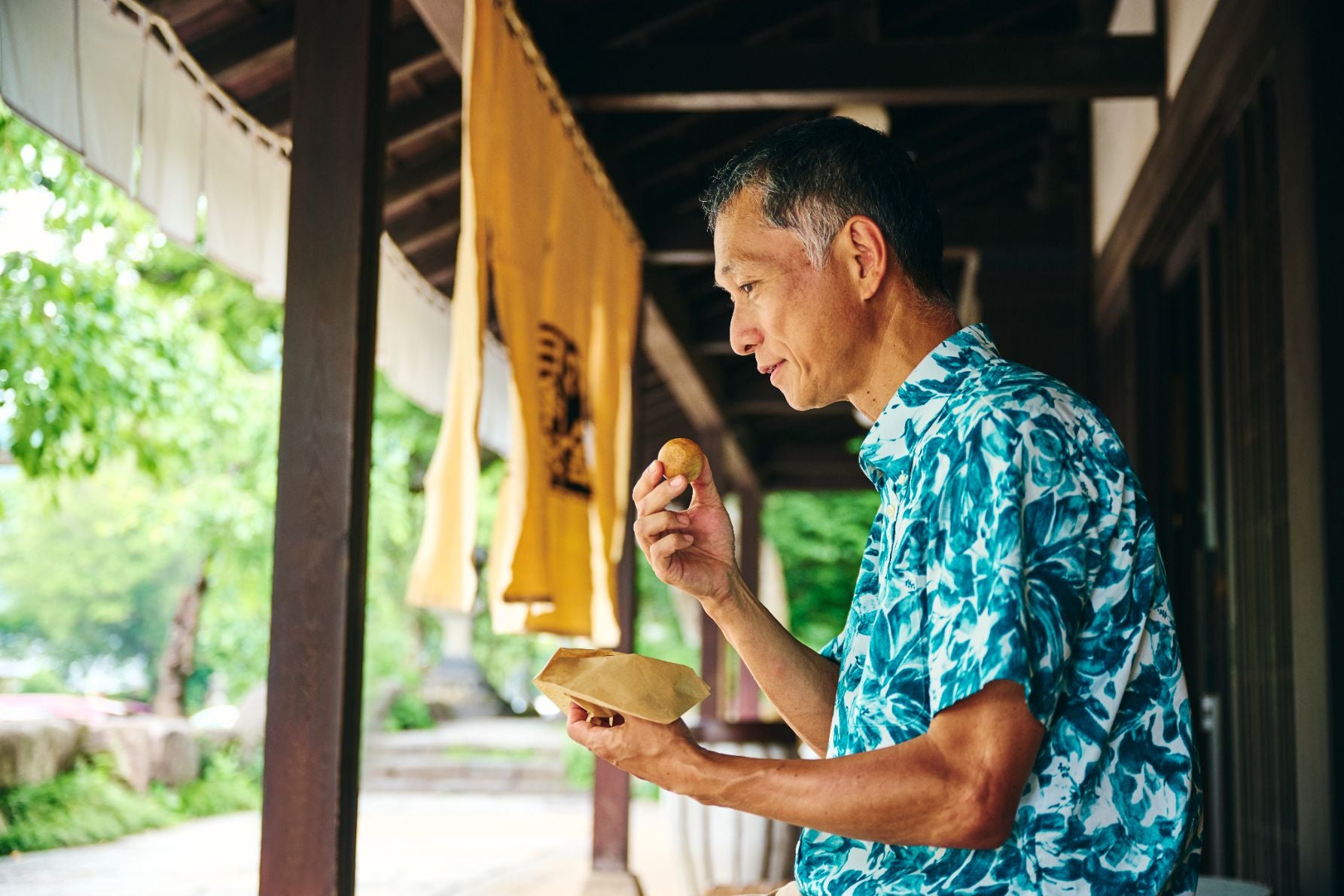 つぶら餅を食べる人