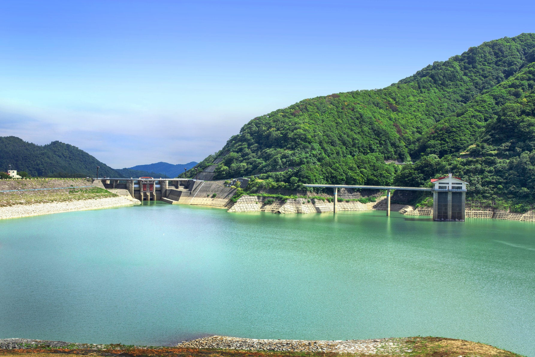旅の終盤に現れる月山ダム。あさひ月山湖の深く澄んだ緑色の湖水が印象的。ここを過ぎれば、道は梵字川（ぼんじがわ）渓谷に沿って庄内平野へと下っていく