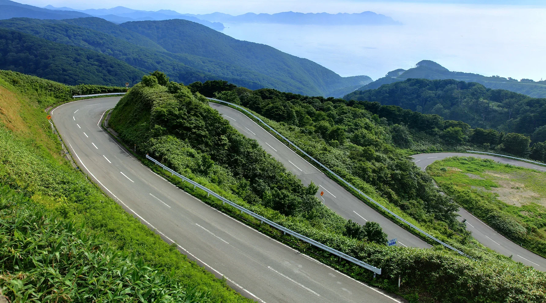 竜泊ライン（青森県）。天気に恵まれれば津軽海峡を越えて北海道までの絶景が楽しめる