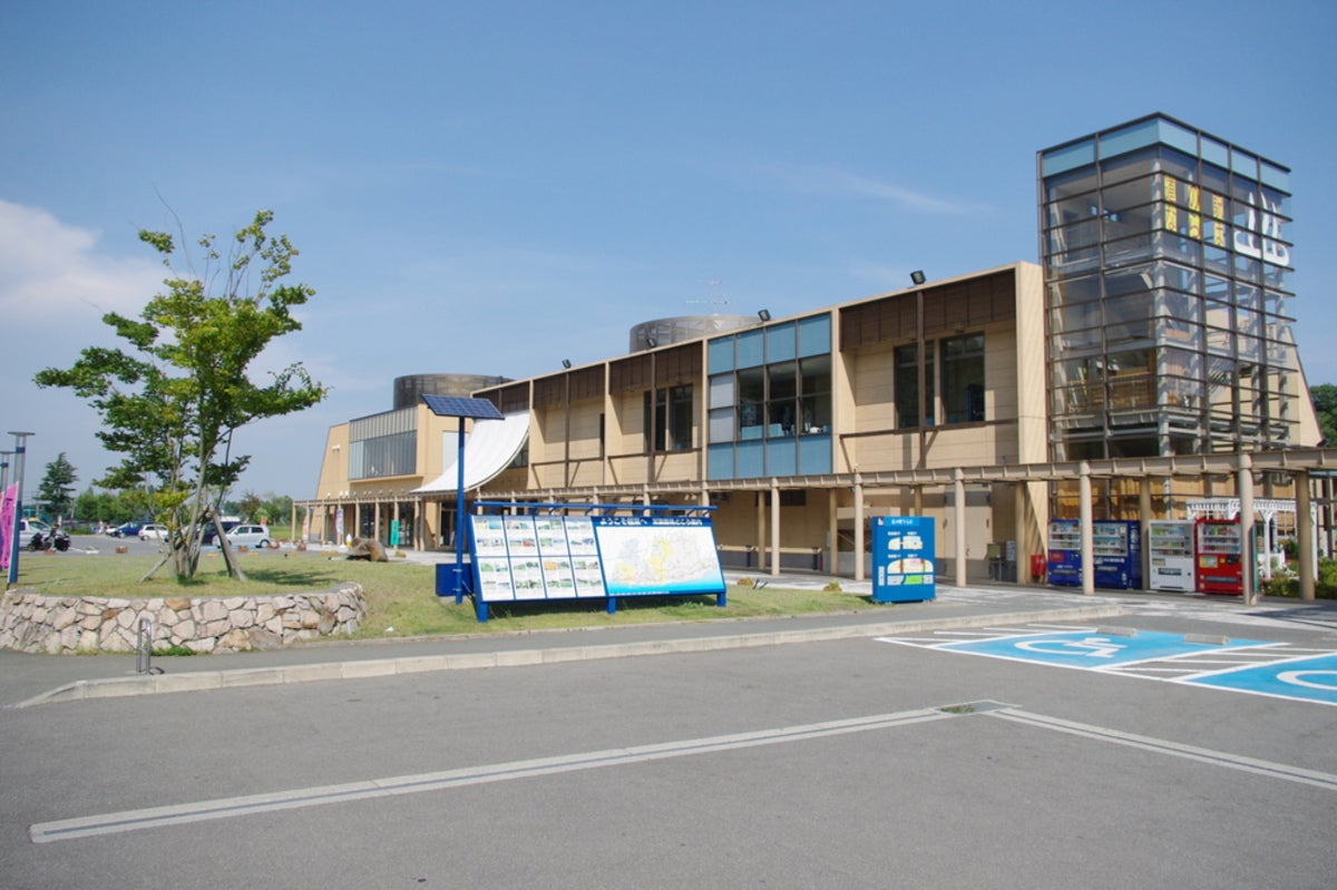道の駅の建物外観と広々とした駐車場スペース