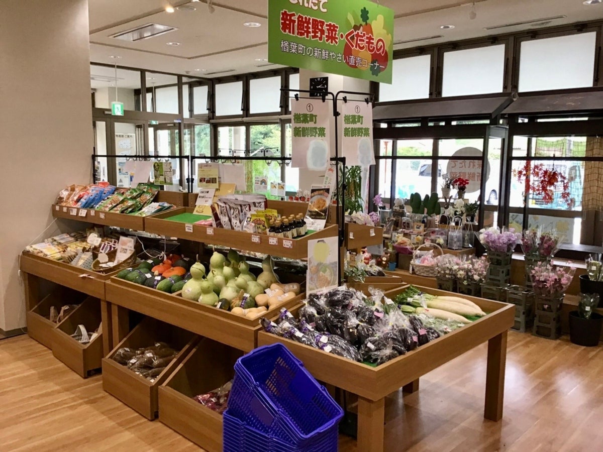 地元の新鮮な野菜や特産品が並ぶ道の駅の直売所コーナー