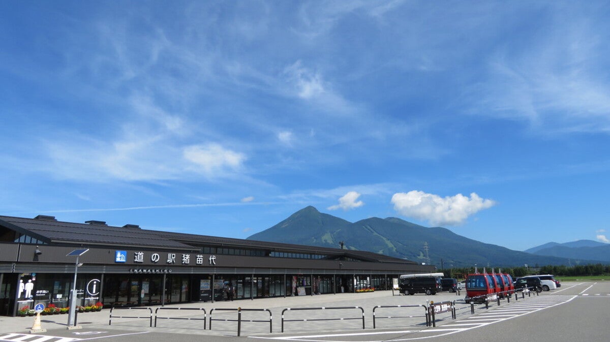 山並みを背景にした道の駅の施設外観全景
