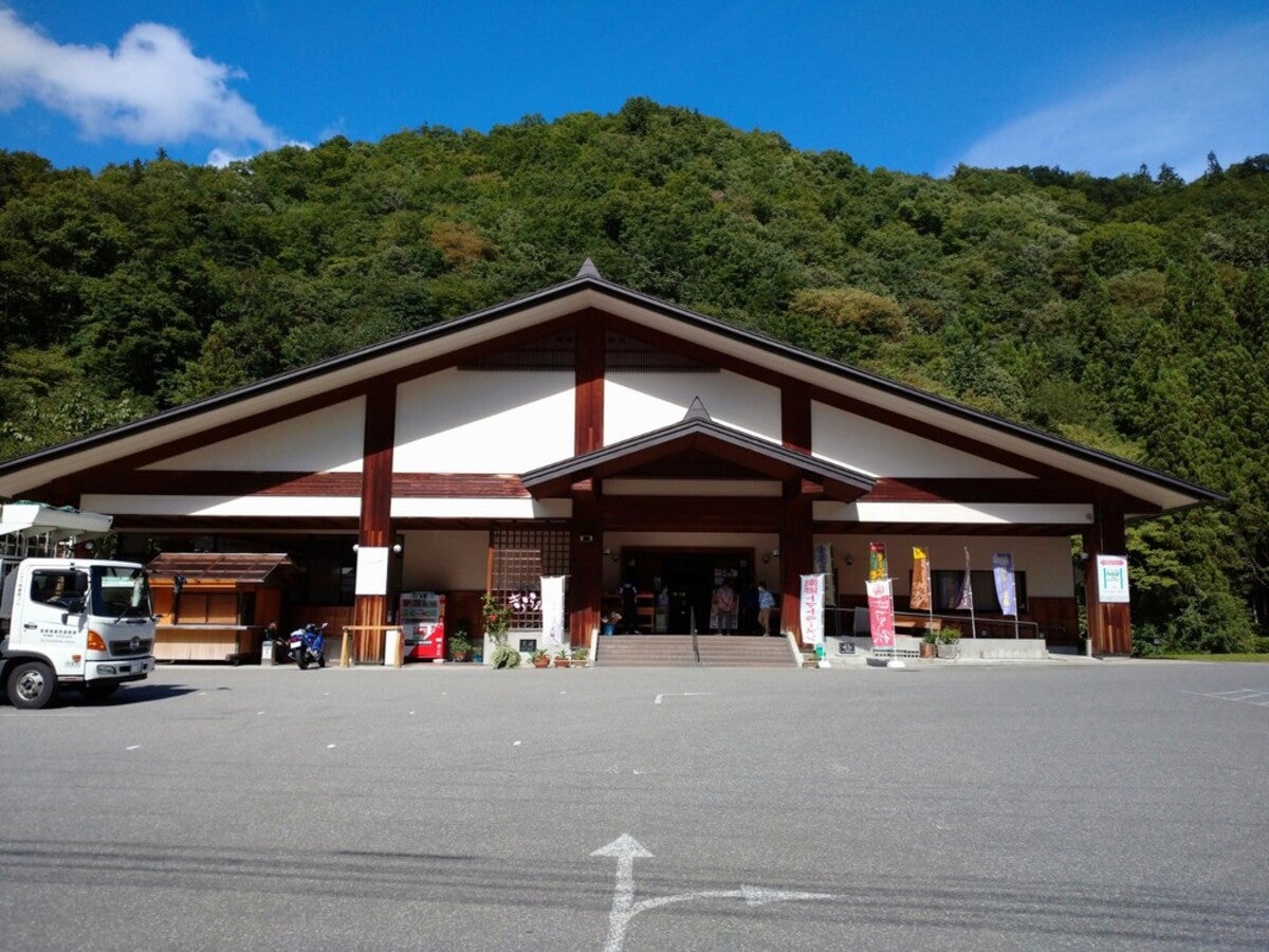 和風建築デザインの道の駅メイン建物外観