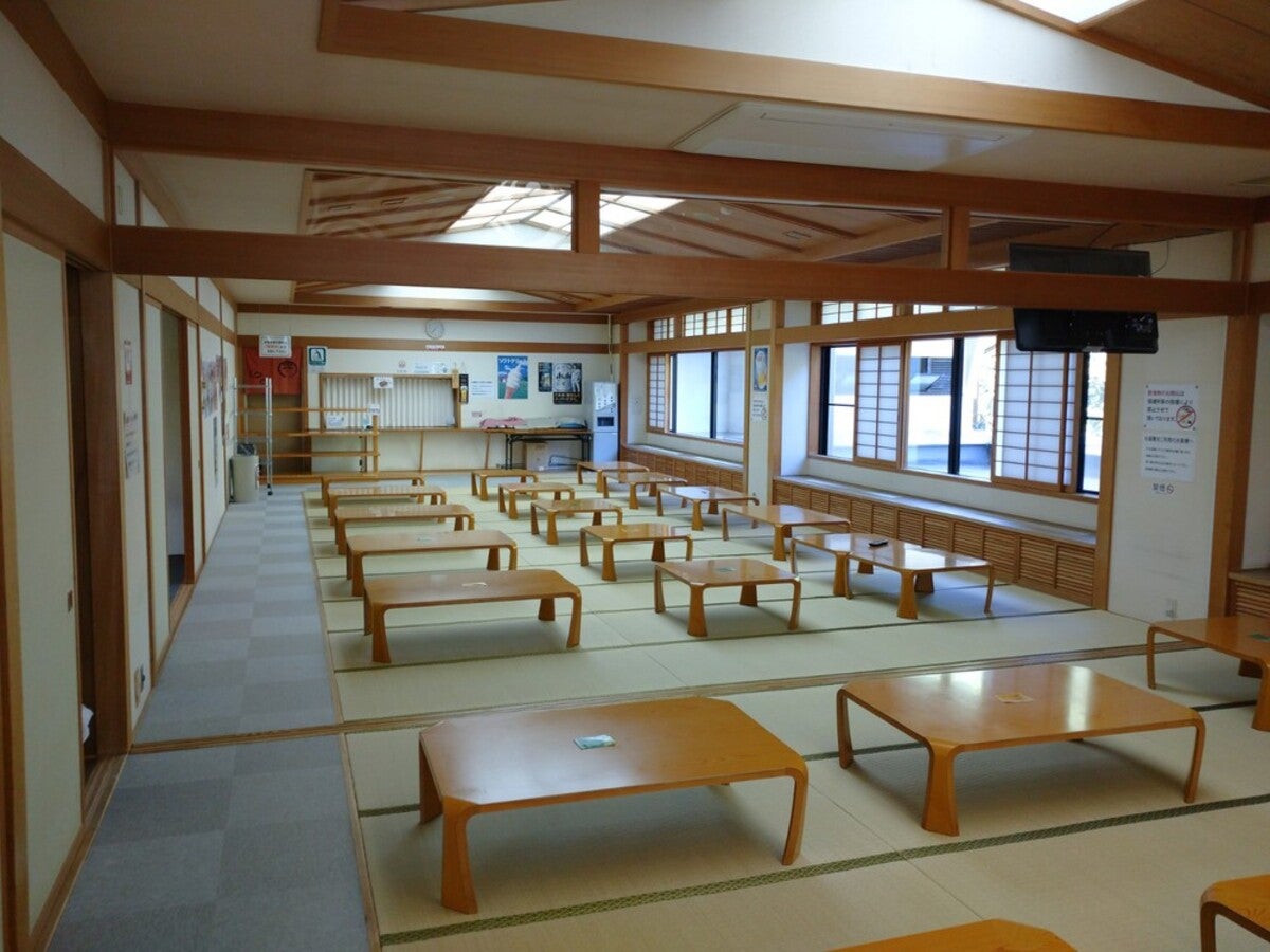 畳敷きの座敷テーブルが並ぶ広い無料休憩所・お食事処
