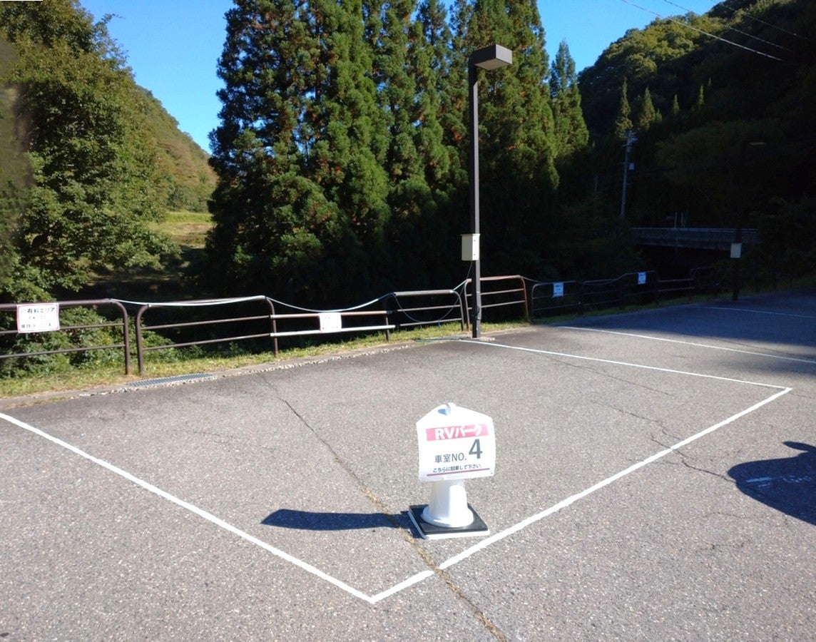 緑豊かな木々に囲まれたRVパークの駐車区画（区画線）