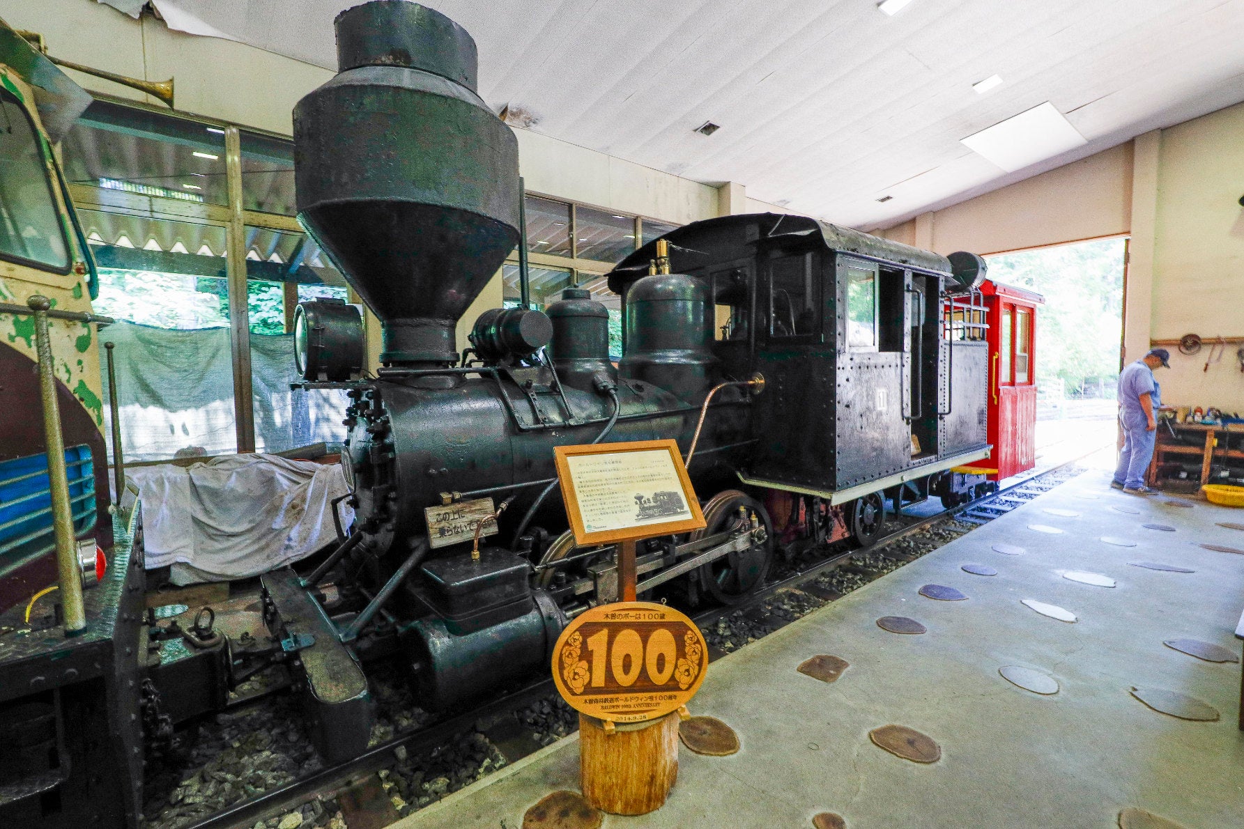 森林鉄道記念館に大切に保存されているアメリカ・ボールドウィン社製の蒸気機関車「ボールドウィン号」。かつて木曽の山々で木材輸送の主役として活躍した貴重な車両だ。大きな煙突が目を引くクラシカルで武骨な造形美は、当時の林業の歴史と機械の魅力を今に伝えている
