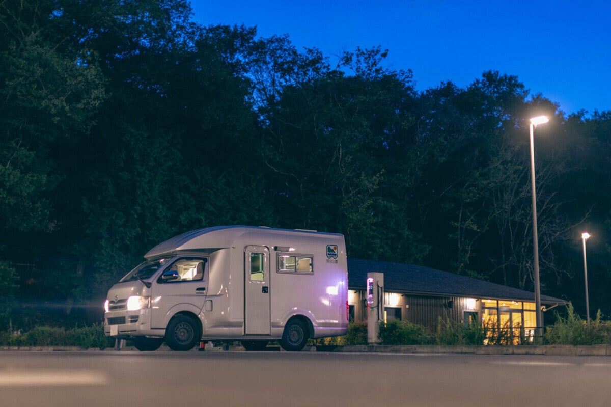 夜のRVパーク メッツァビレッジに停車するキャンピングカー