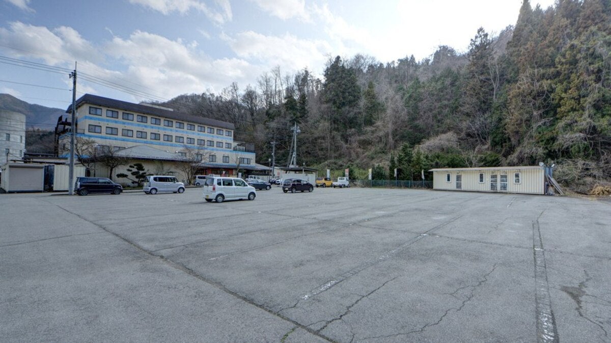 広大な駐車場を備えたホテルスターらんどの外観全景