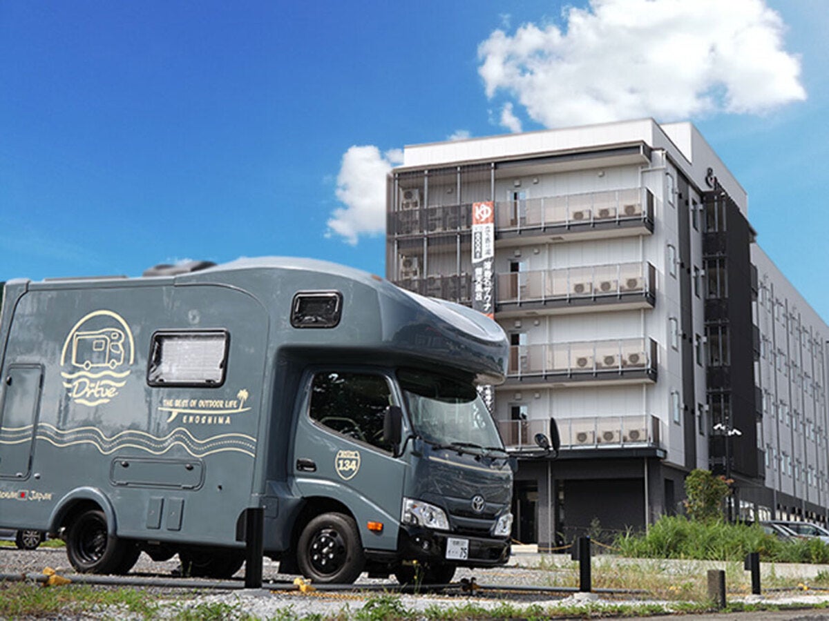 レンブラントスタイル御殿場駒門の建物を背景にしたキャンピングカー