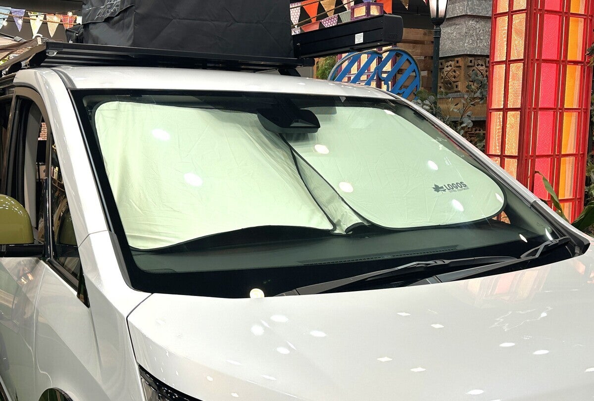 ロゴス 車用フロントシェードの車内装着状態