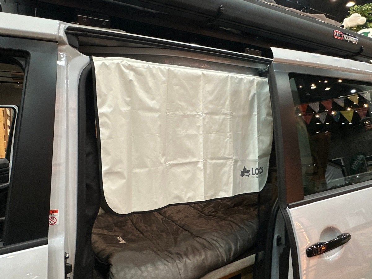 ロゴス 車用サイドシェードの車内装着イメージ