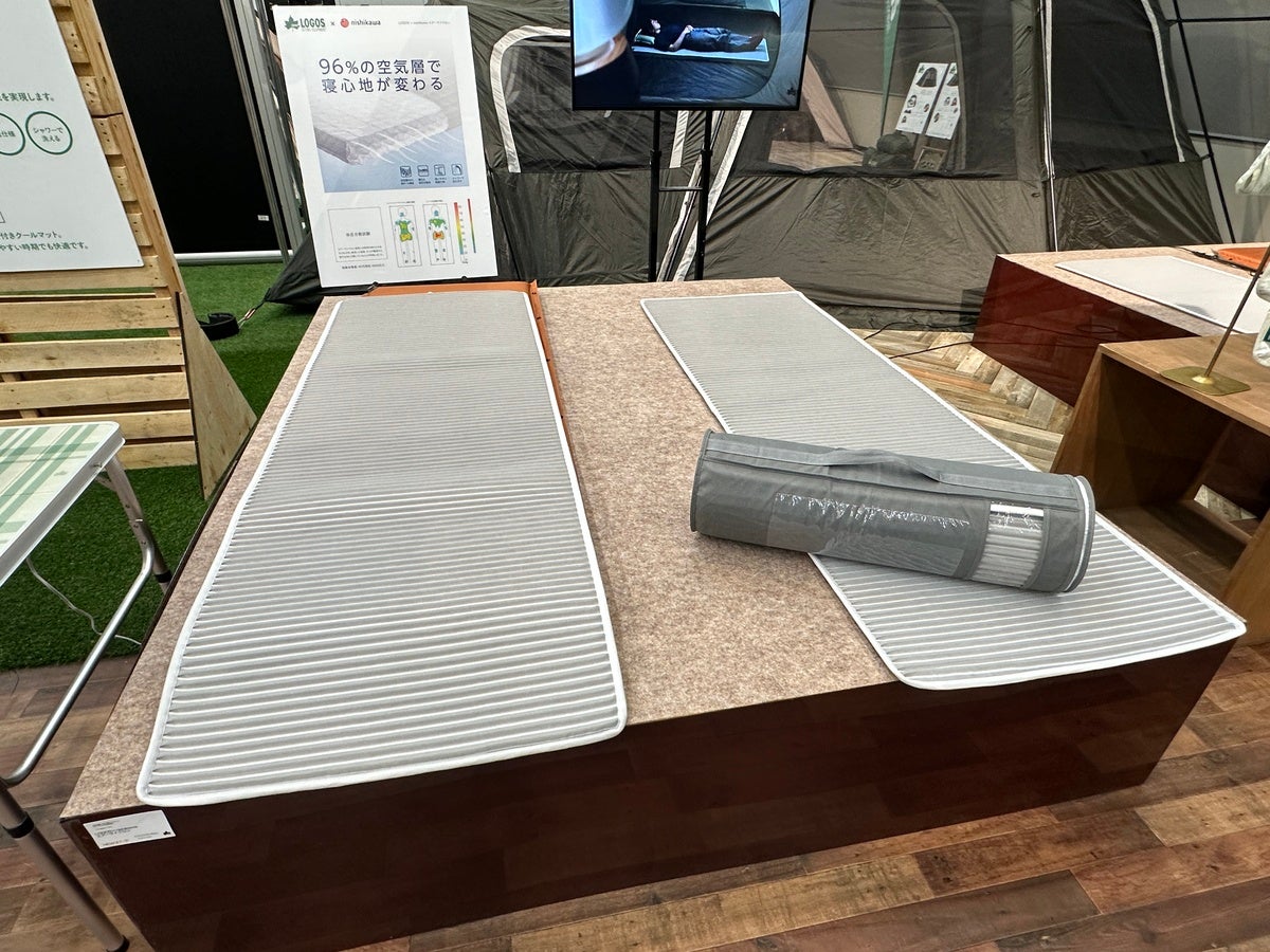 ロゴス 車中泊・キャンプ用マットレスの全体展開状態