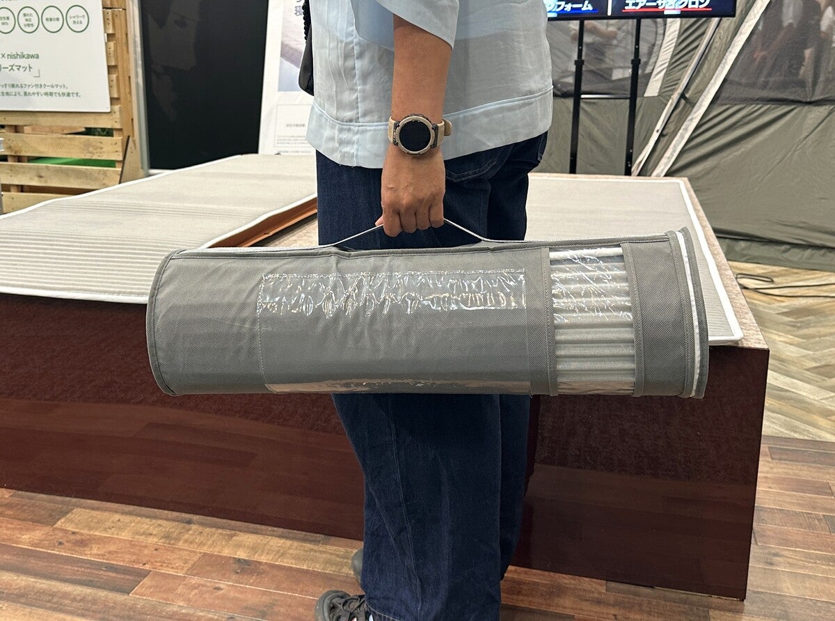 ロゴス 車中泊用マットレスをコンパクトに丸めて持つ様子