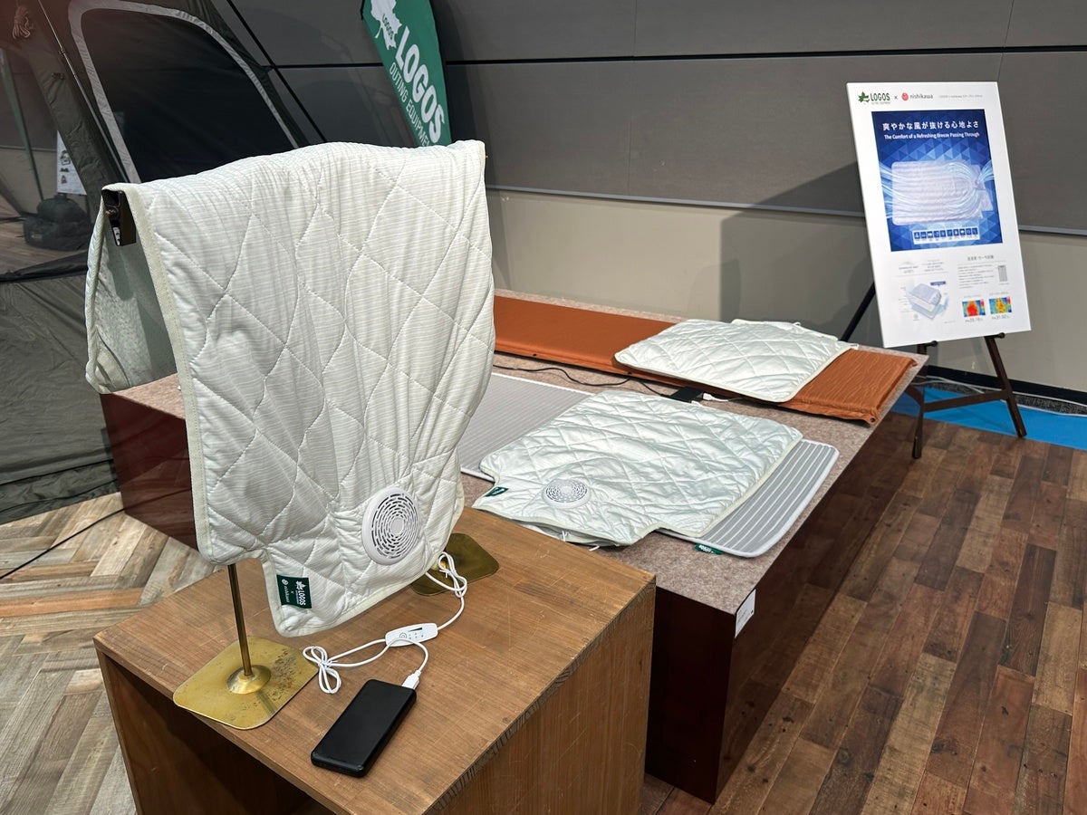 ロゴス 車中泊用ポータブルファン付きシートの展示状態