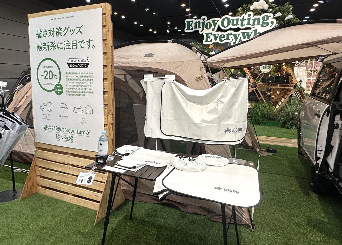 展示会場のロゴスブースとデリカD:5車中泊展示