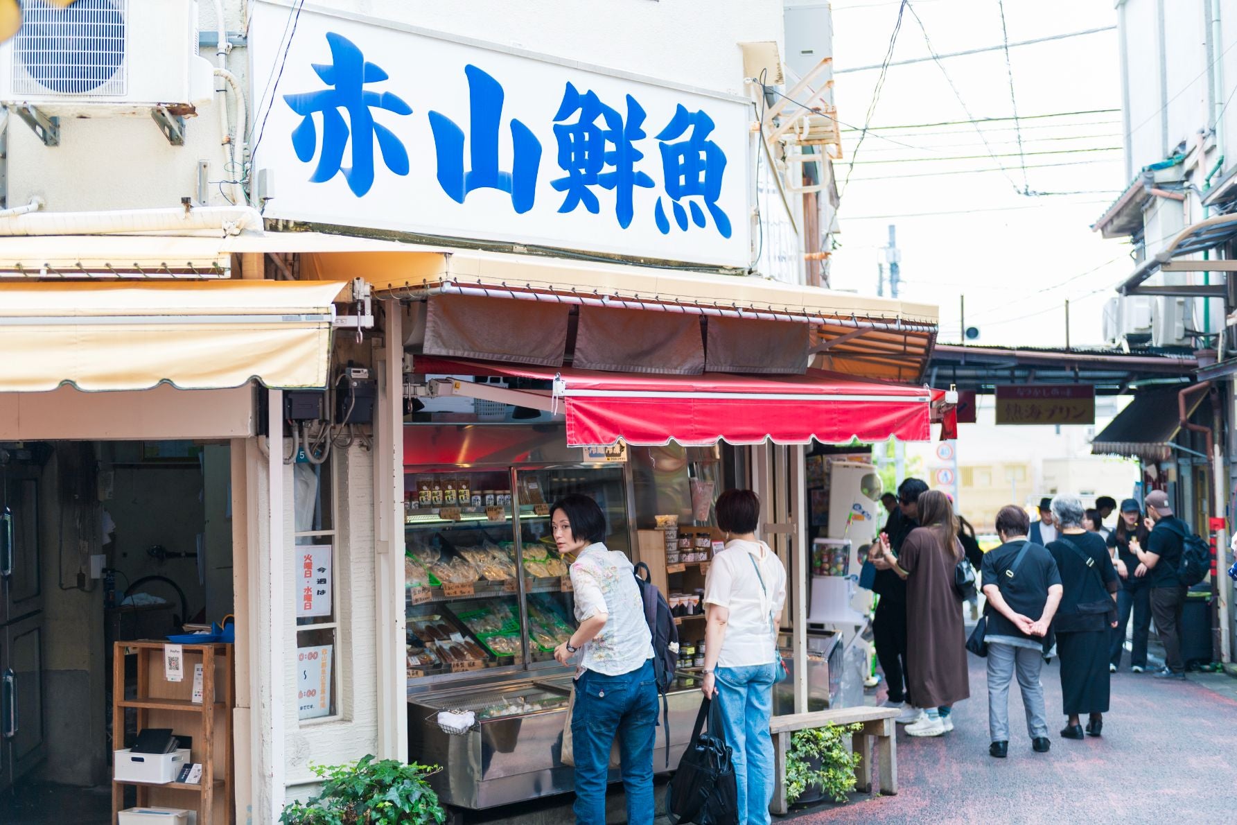 地元の魚や、熱海名物の干物もたくさん売っている