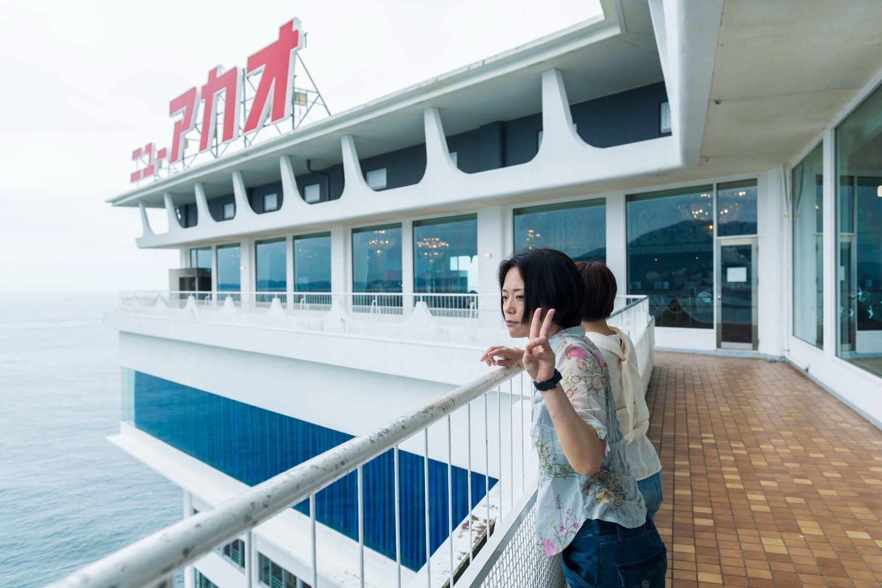 ホテルニューアカオのフォトスポット、熱海湾が一望できるバルコニー。豪華客船のデッキをイメージした設計なんだそう