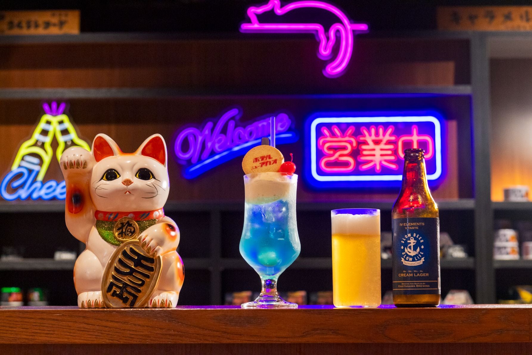昭和レトロな空間でクリームソーダ青富士（800円）やクラフトビール（柿田川ブリューイング・クリームラガー/1,200円）を味わう