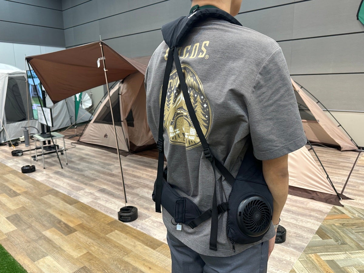 ロゴス ウェアラブルファンの背部ファン構造と着用背面